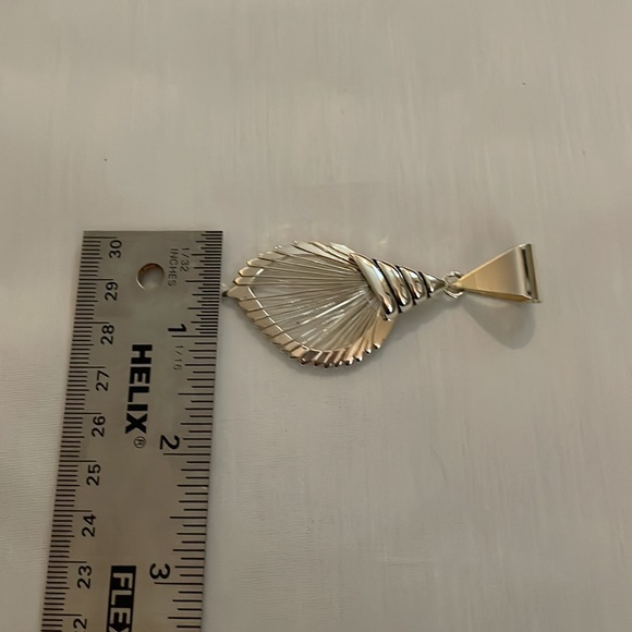 Estate jewelry seashell pendant - Picture 5 of 8